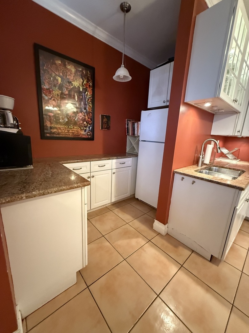2422 W Lunt Avenue Unit: E1