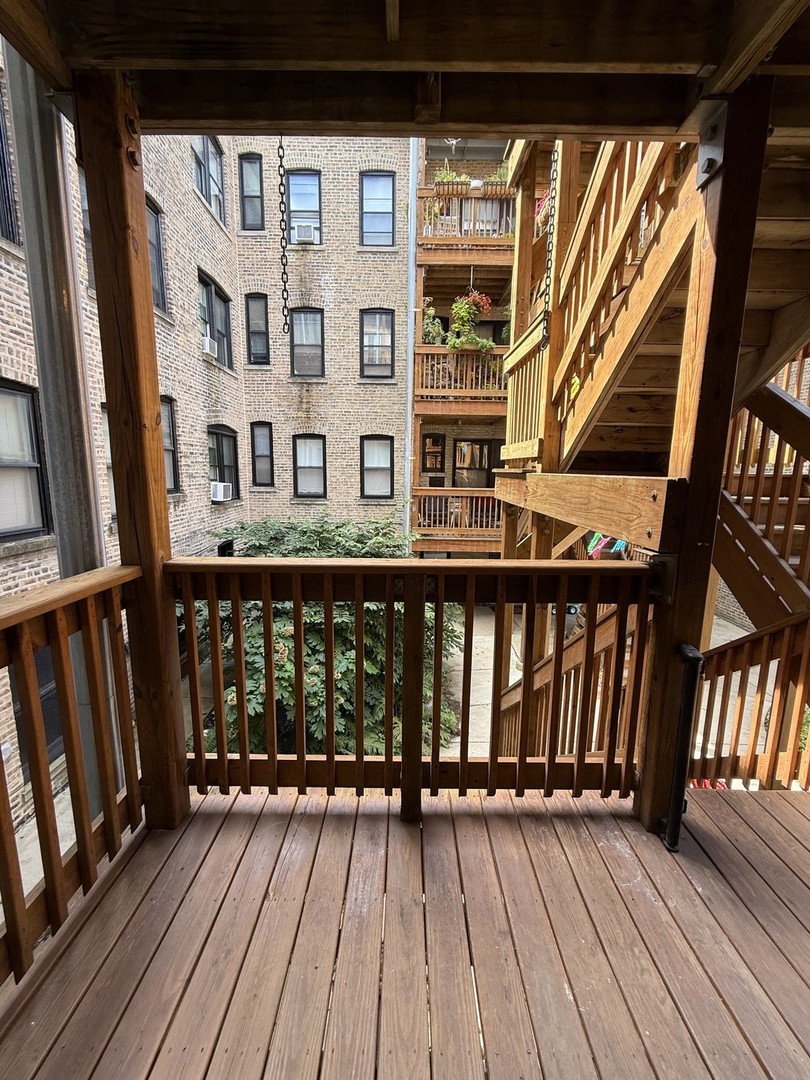 2422 W Lunt Avenue Unit: E1