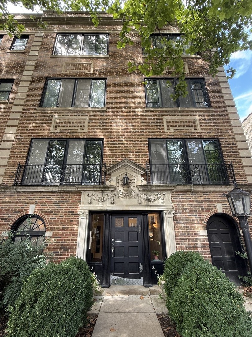 2422 W Lunt Avenue Unit: E1