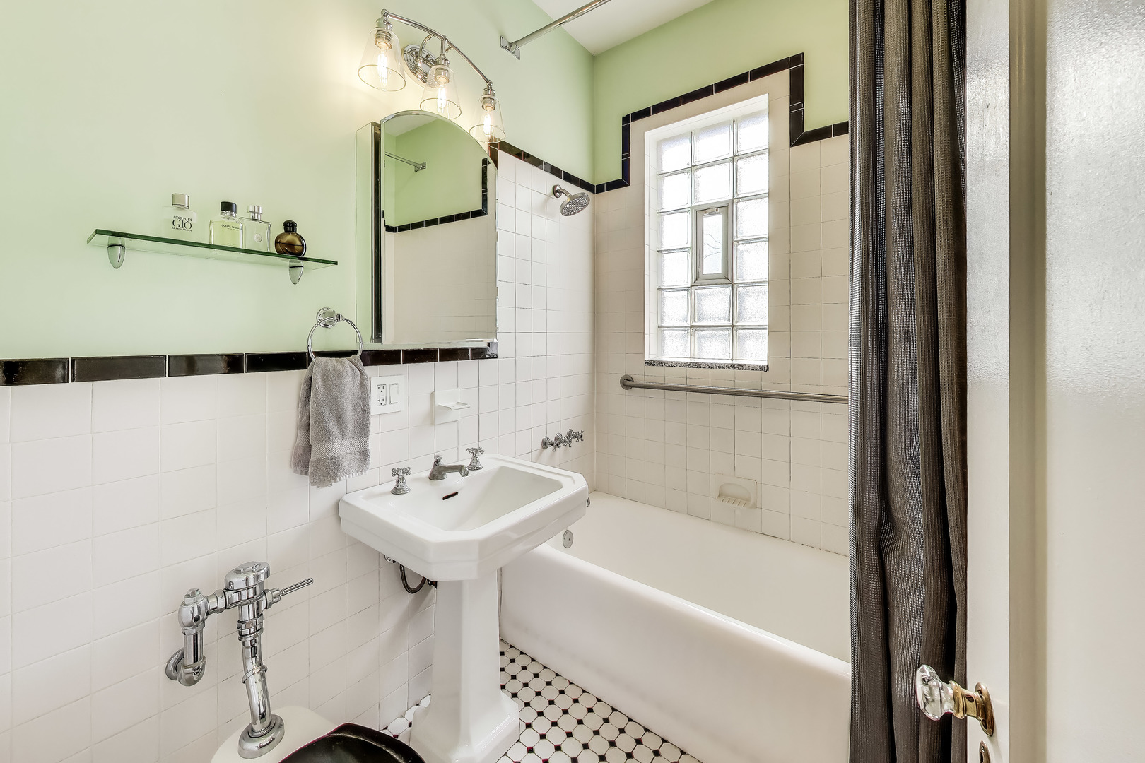 1444 W Fargo Avenue Unit: 3W