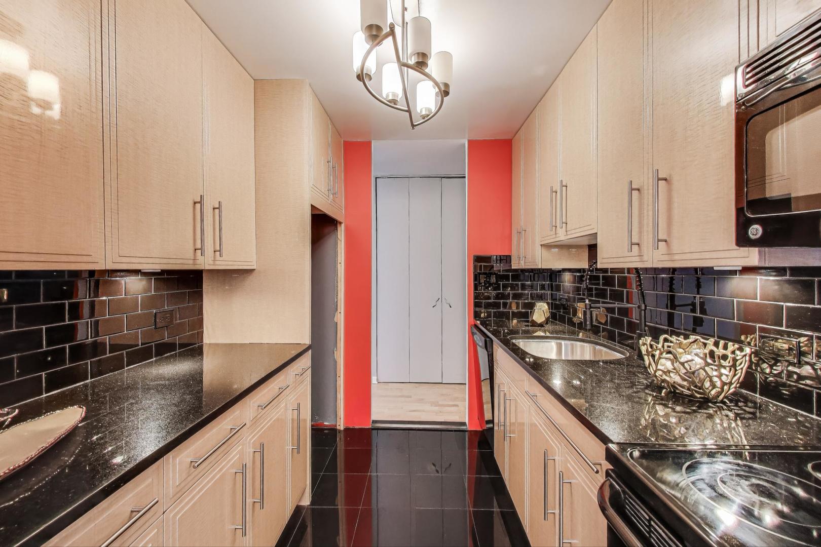3930 N Pine Grove Avenue Unit: 607