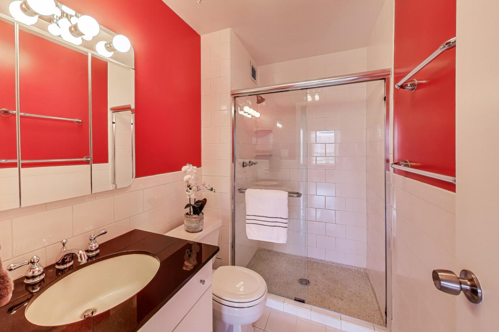 3930 N Pine Grove Avenue Unit: 607