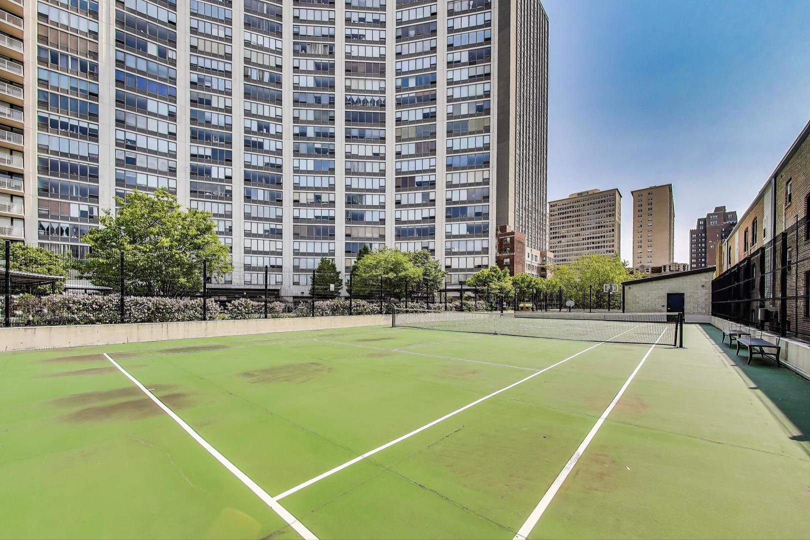 3930 N Pine Grove Avenue Unit: 607