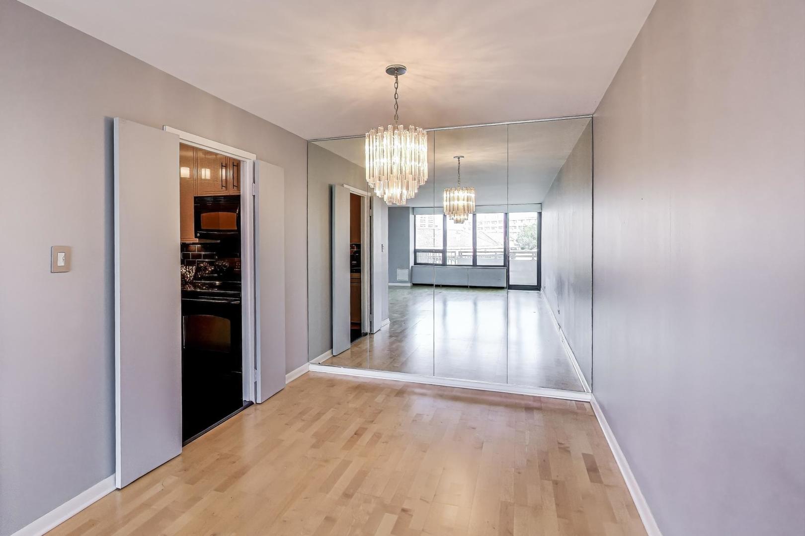 3930 N Pine Grove Avenue Unit: 607