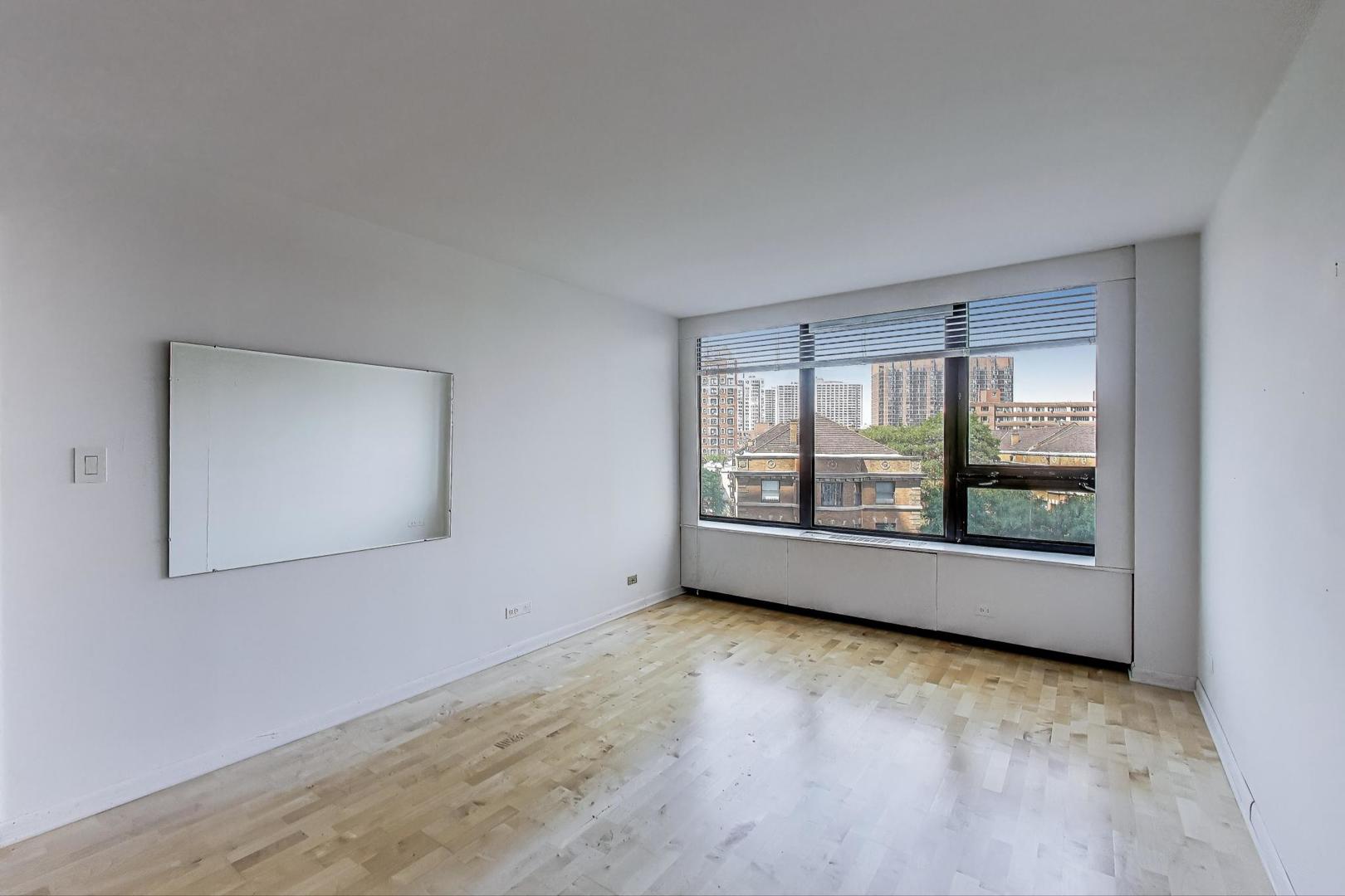 3930 N Pine Grove Avenue Unit: 607
