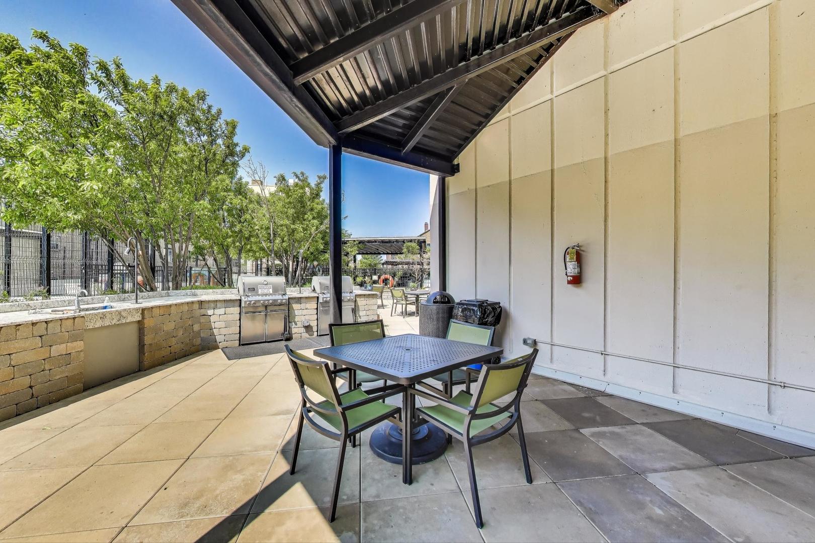 3930 N Pine Grove Avenue Unit: 607