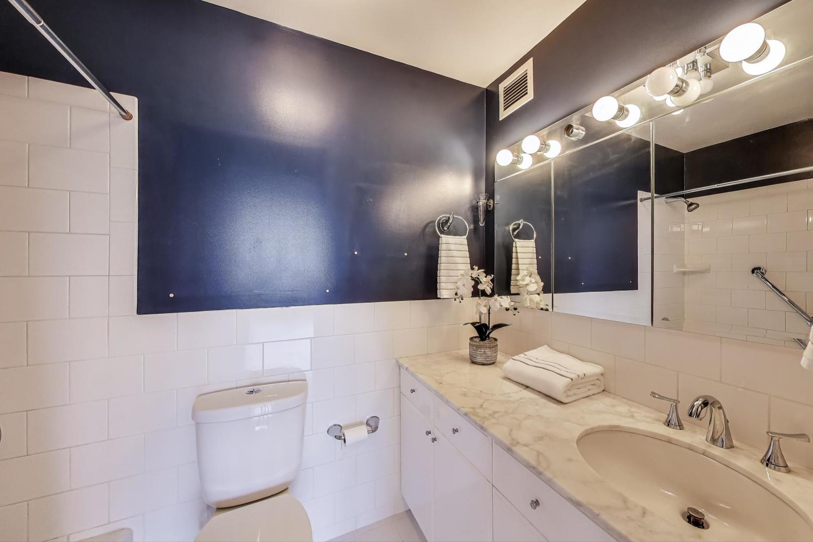 3930 N Pine Grove Avenue Unit: 607