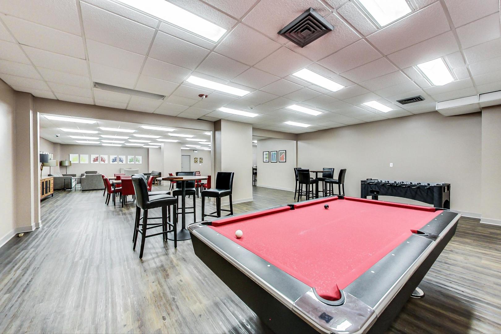 3930 N Pine Grove Avenue Unit: 607