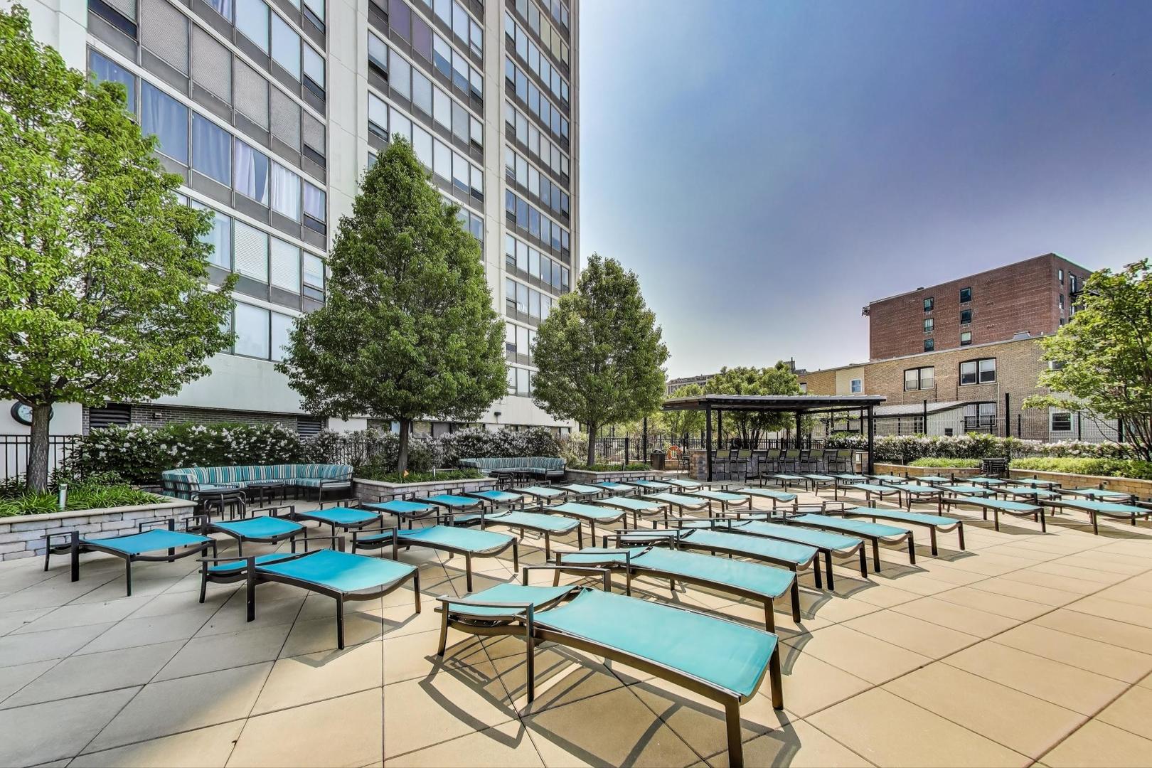 3930 N Pine Grove Avenue Unit: 607