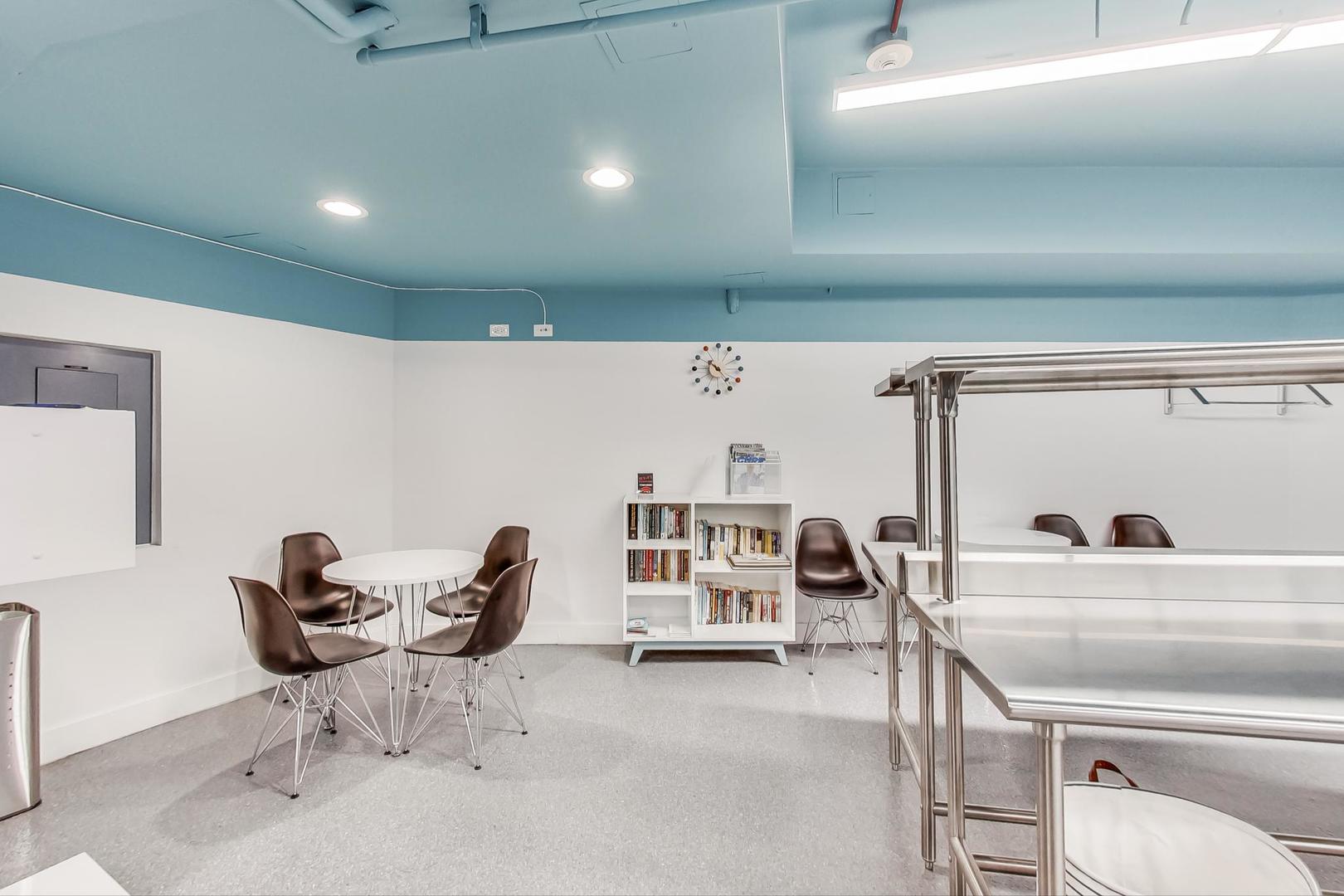 3930 N Pine Grove Avenue Unit: 607