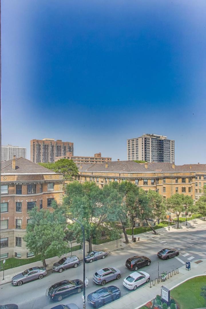 3930 N Pine Grove Avenue Unit: 607