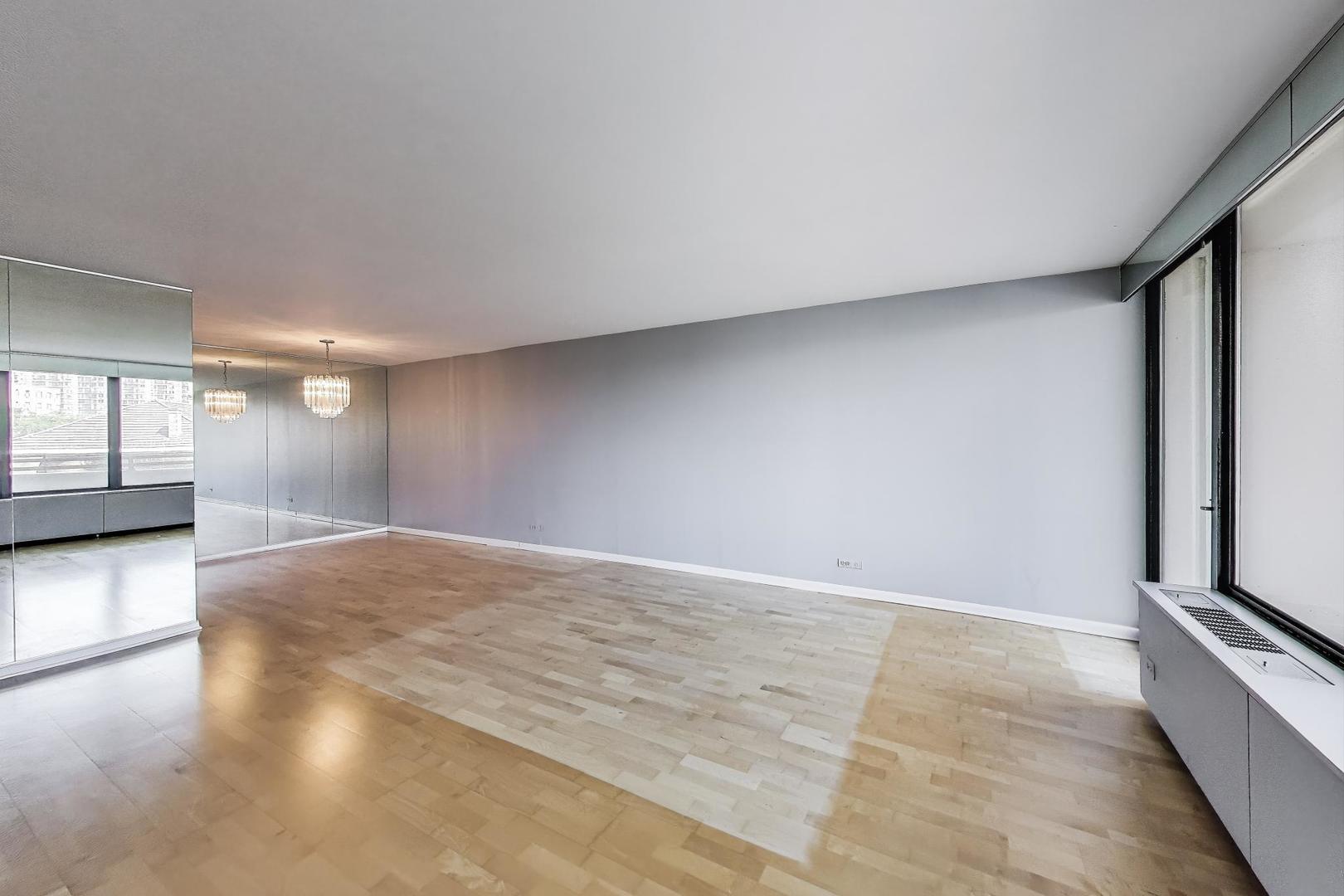 3930 N Pine Grove Avenue Unit: 607