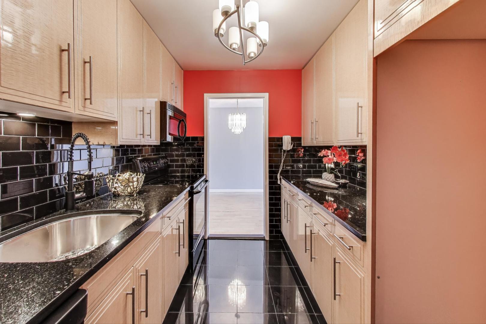 3930 N Pine Grove Avenue Unit: 607