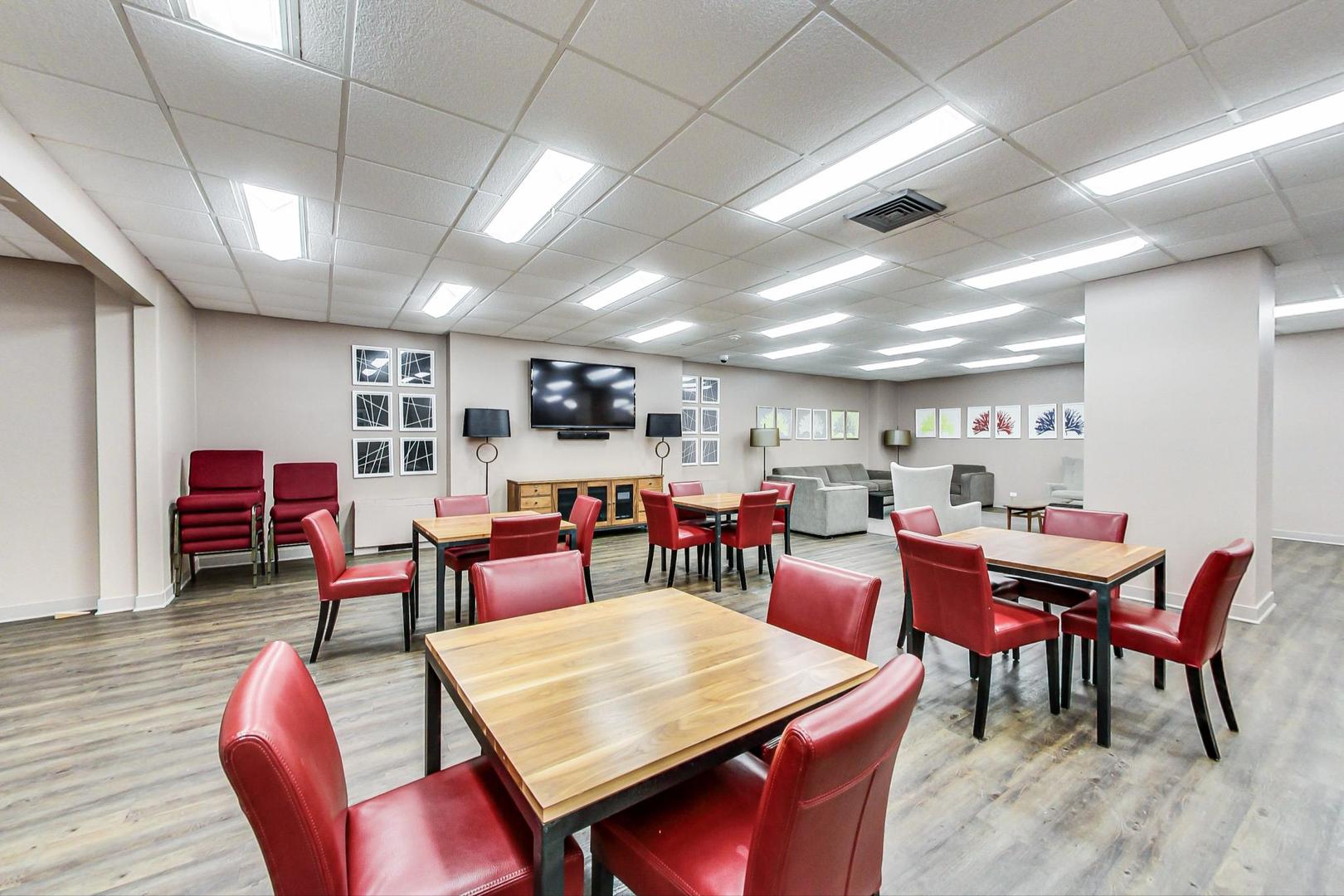3930 N Pine Grove Avenue Unit: 607