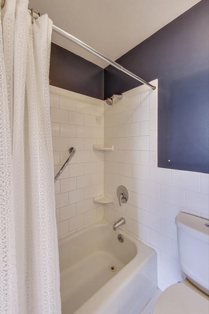 3930 N Pine Grove Avenue Unit: 607