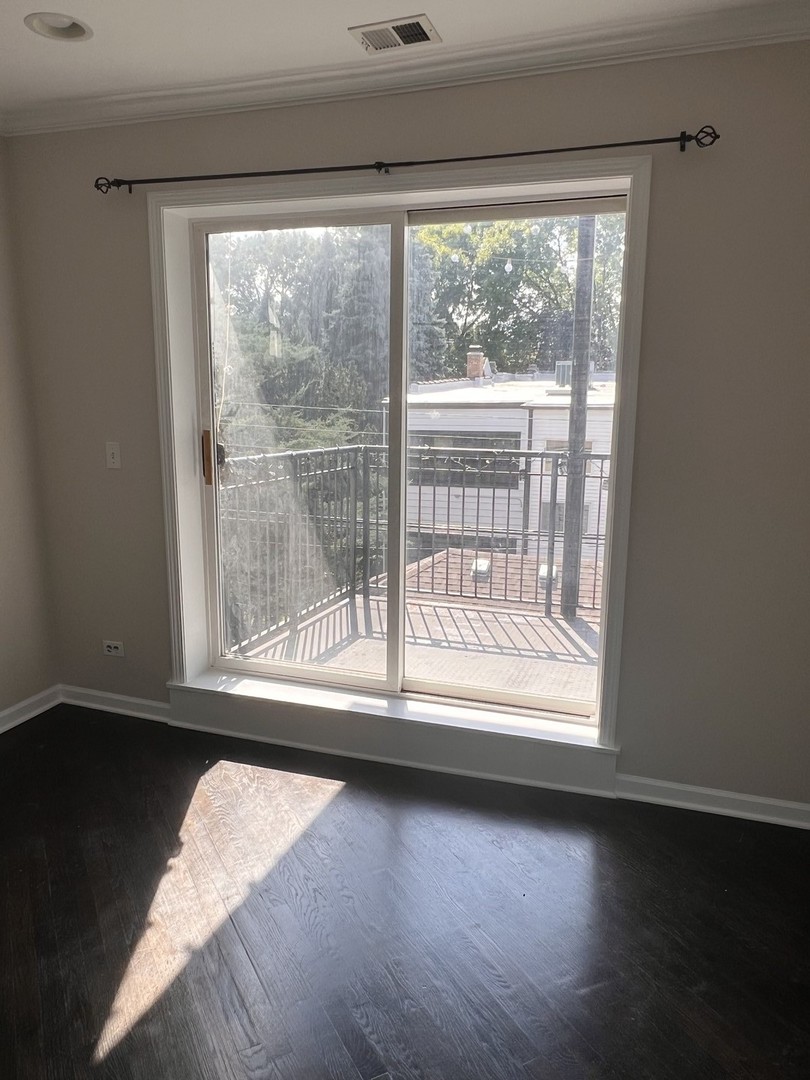 2053 W SUMMERDALE Avenue Unit: 3S