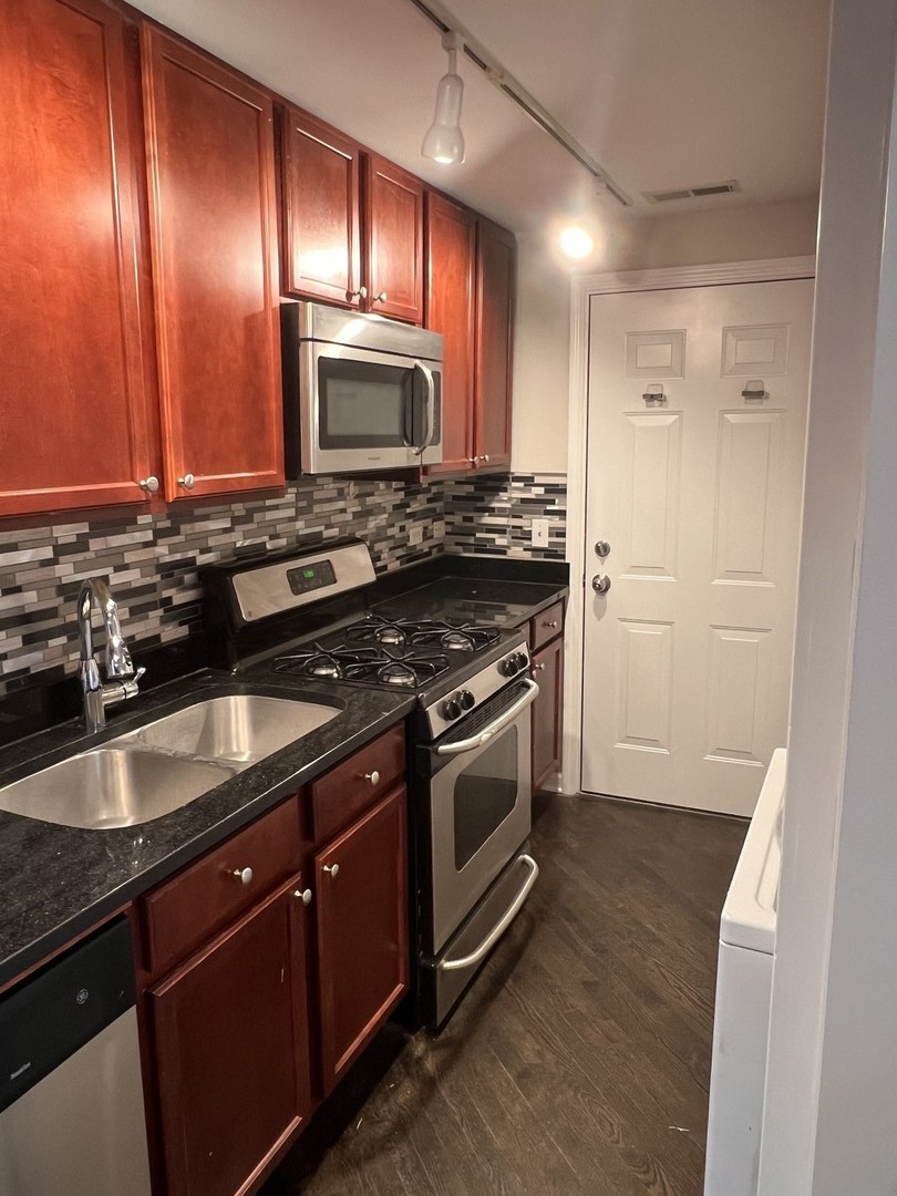 2053 W SUMMERDALE Avenue Unit: 3S