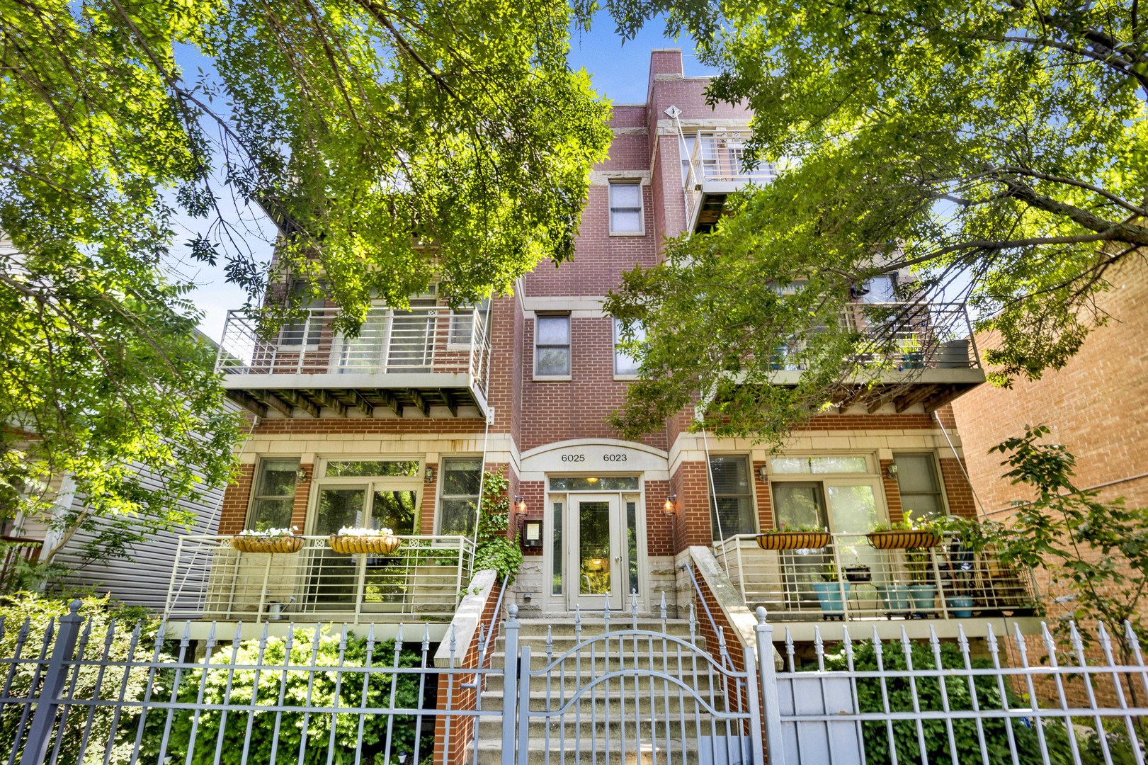 6025 N Ridge Avenue Unit: 1W