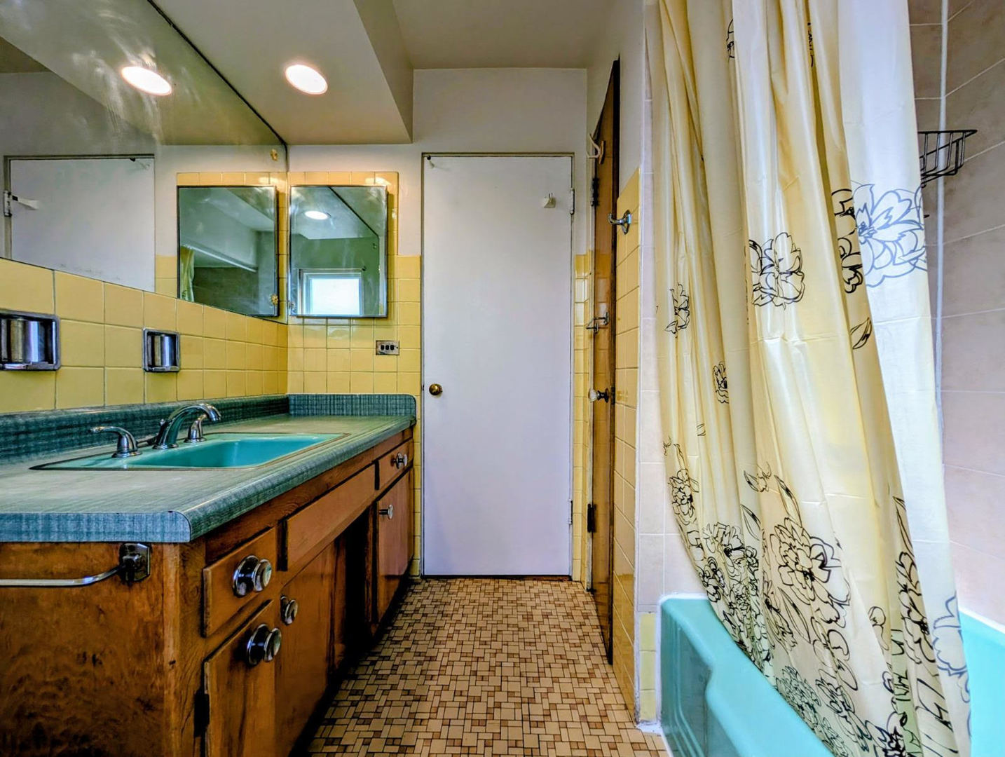 5615 N KIMBALL Avenue Unit: 2