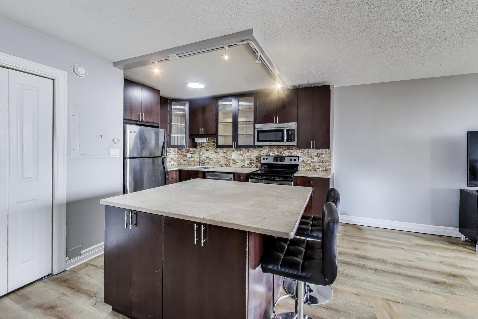 2930 N SHERIDAN Road Unit: 2111