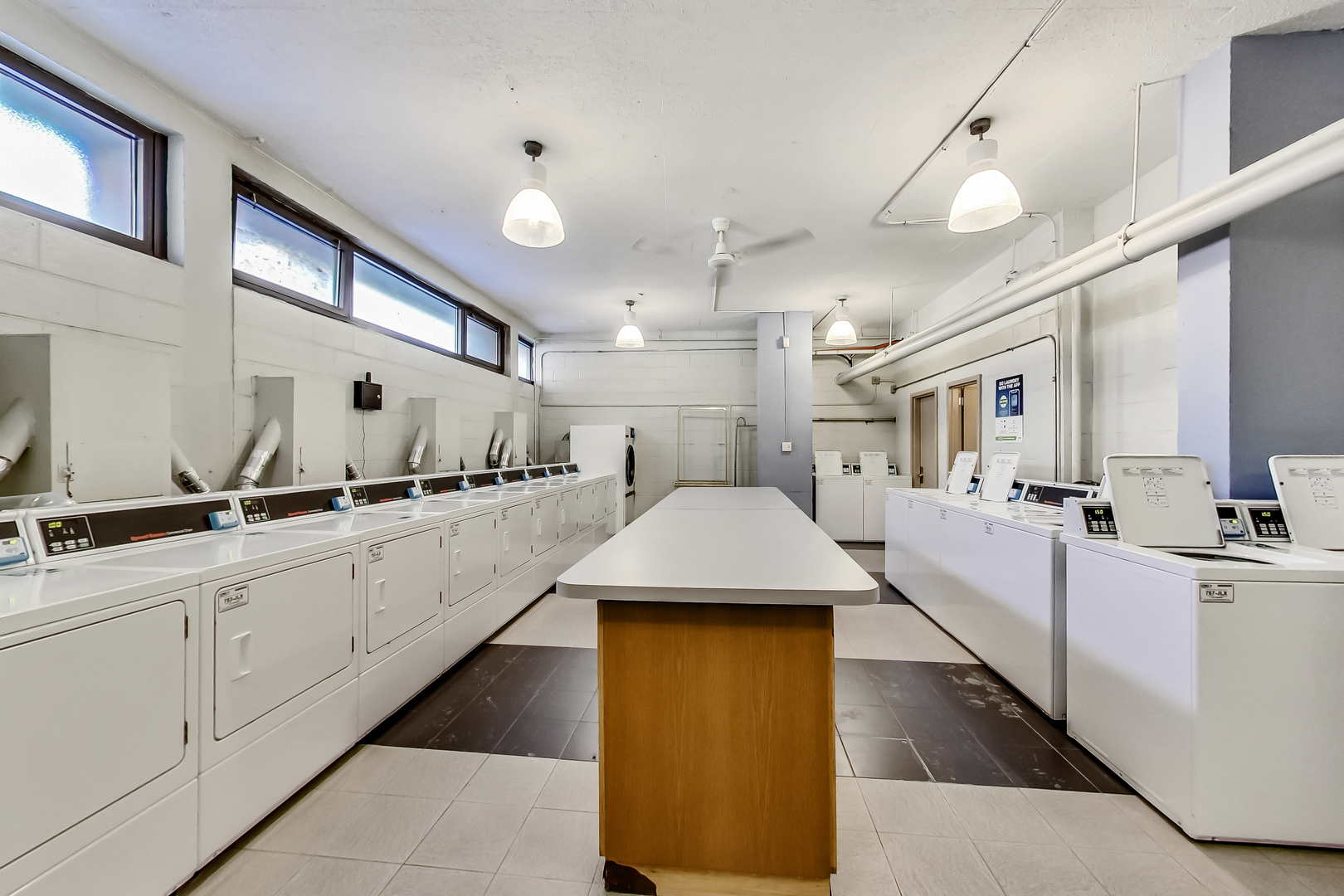 2930 N SHERIDAN Road Unit: 2111