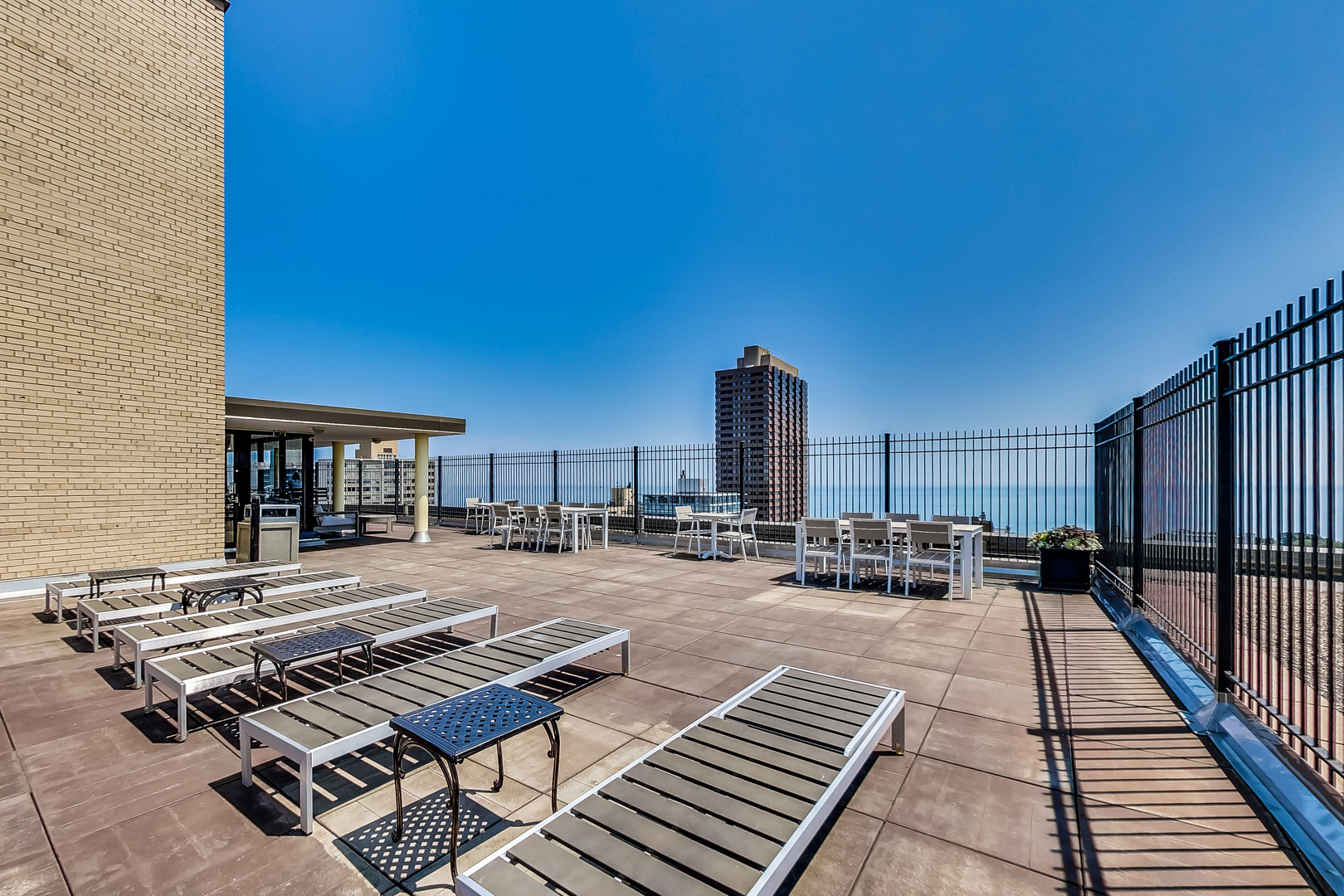 2930 N SHERIDAN Road Unit: 2111