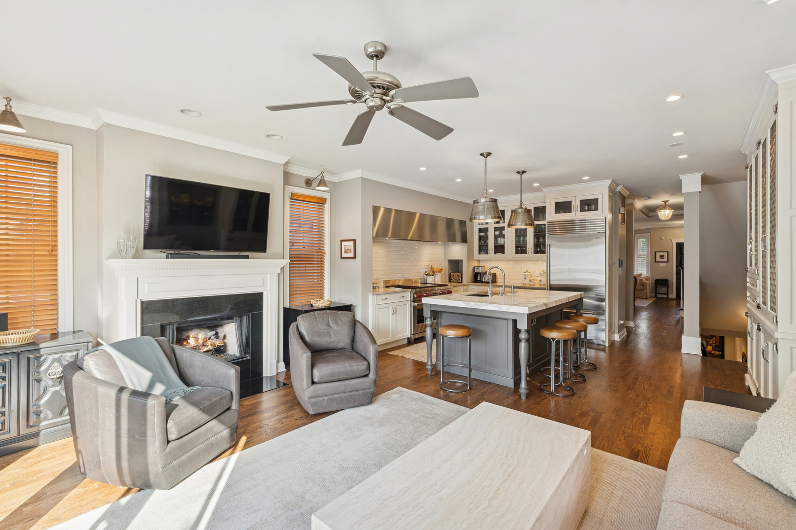 2461 W PENSACOLA Avenue