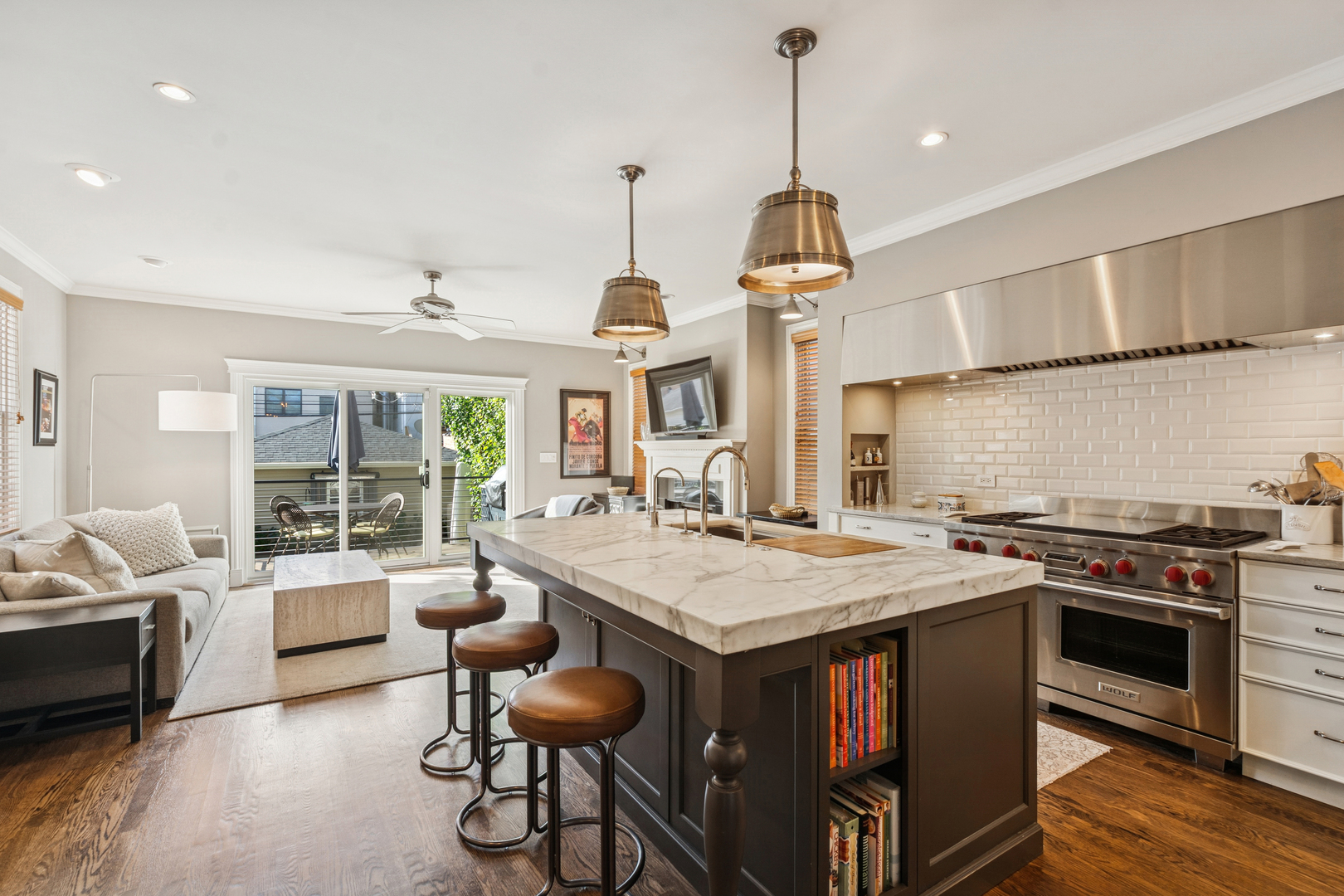 2461 W PENSACOLA Avenue