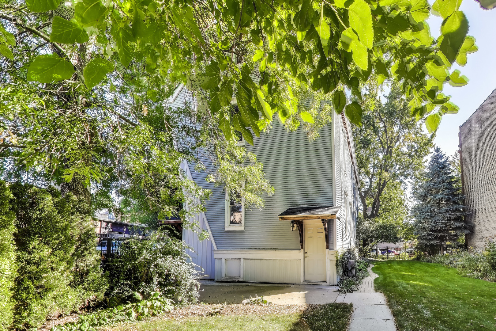 2522 W Winnemac Avenue