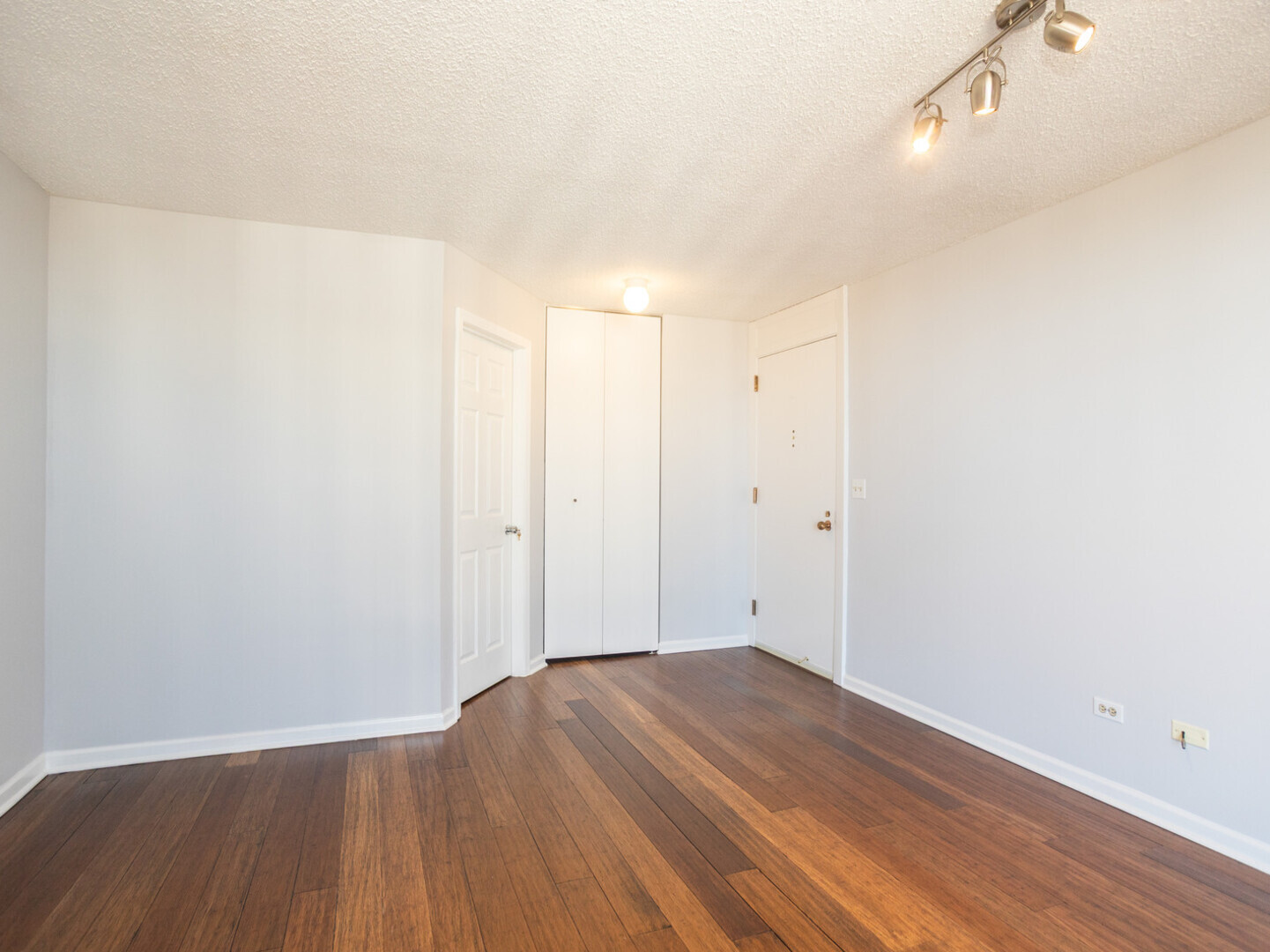 111 W MAPLE Street Unit: 3207