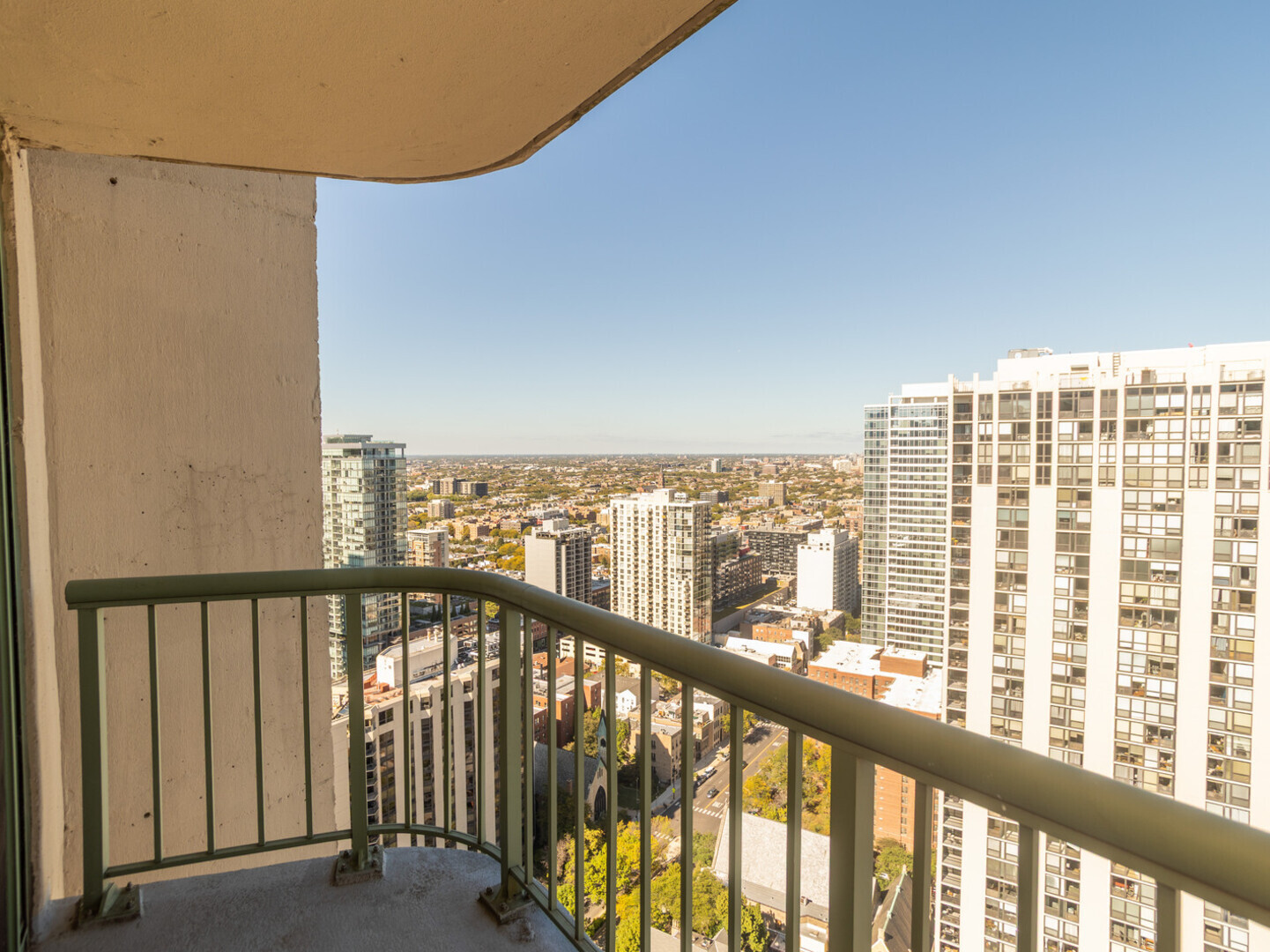 111 W MAPLE Street Unit: 3207
