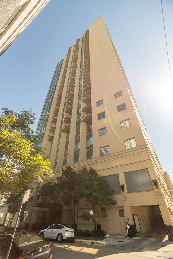 111 W MAPLE Street Unit: 3207