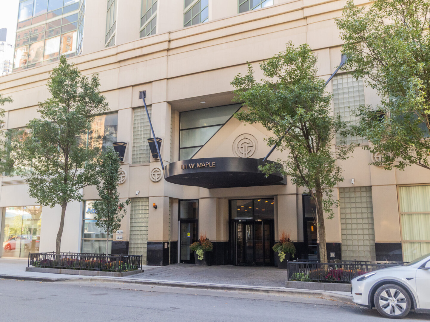 111 W MAPLE Street Unit: 3207