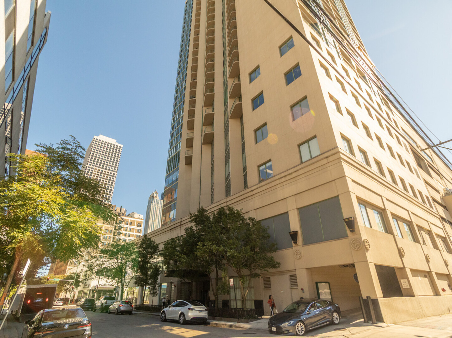 111 W MAPLE Street Unit: 3207