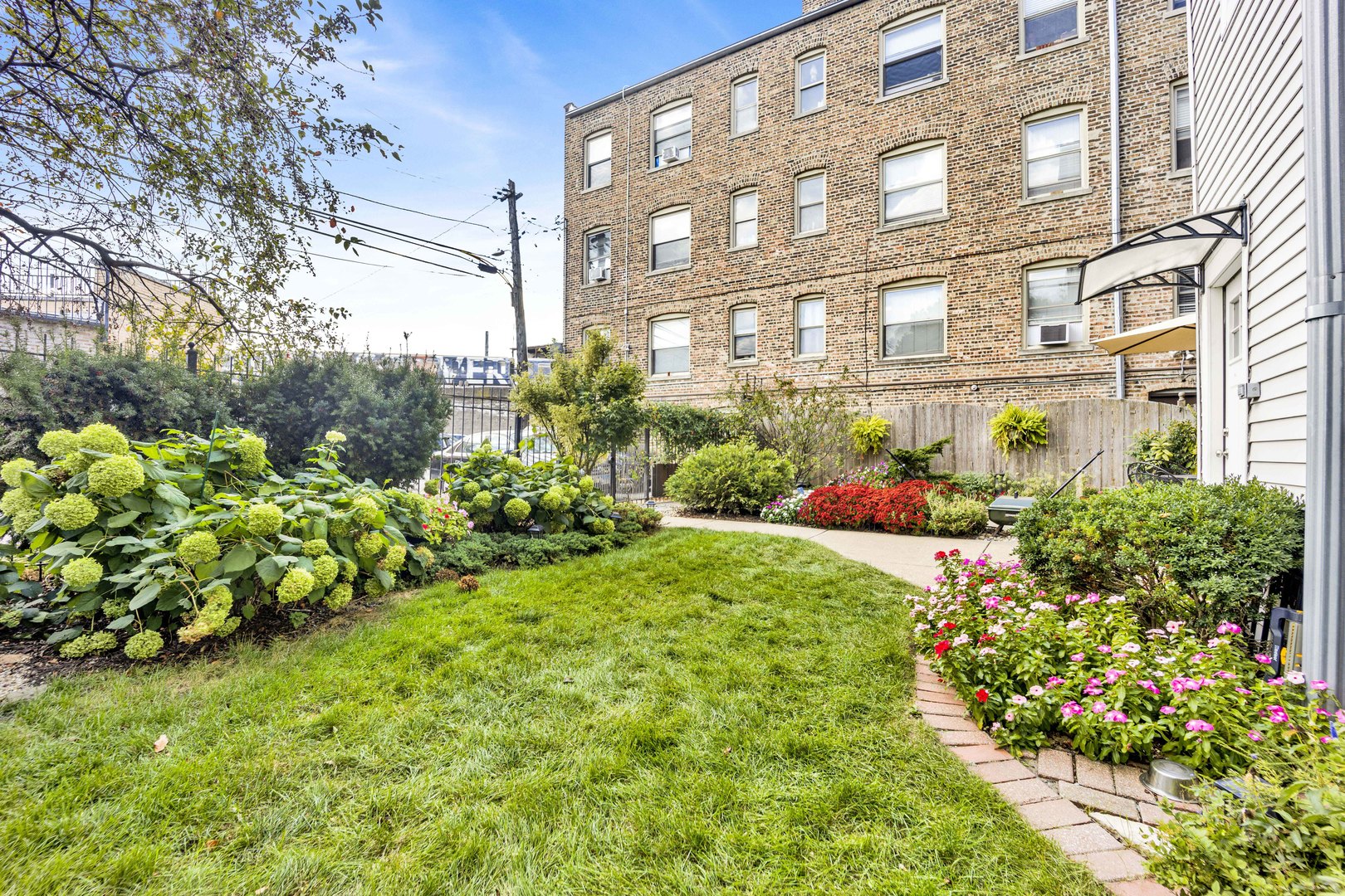 1533 W Fargo Avenue Unit: 1W