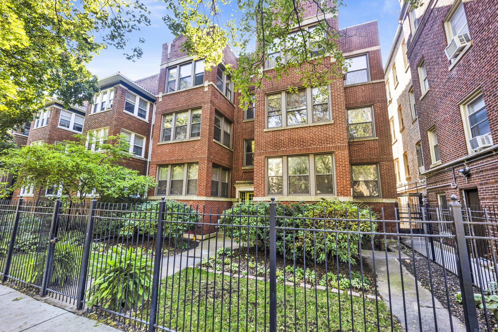 1533 W Fargo Avenue Unit: 1W