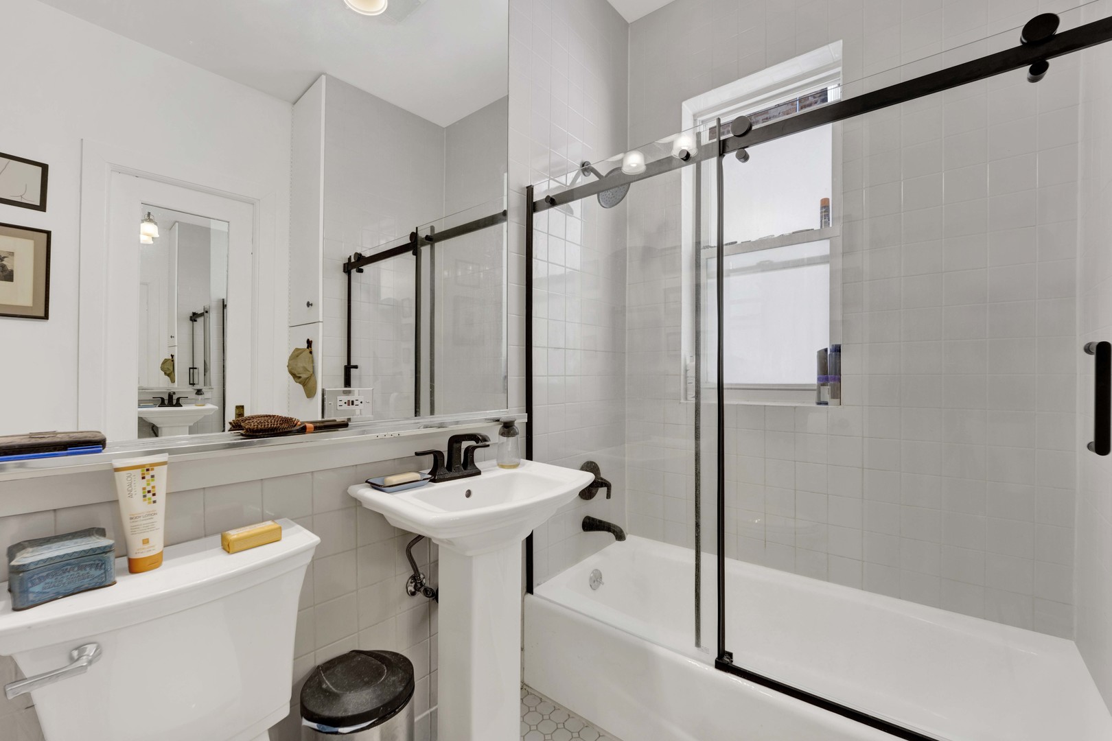1533 W Fargo Avenue Unit: 1W