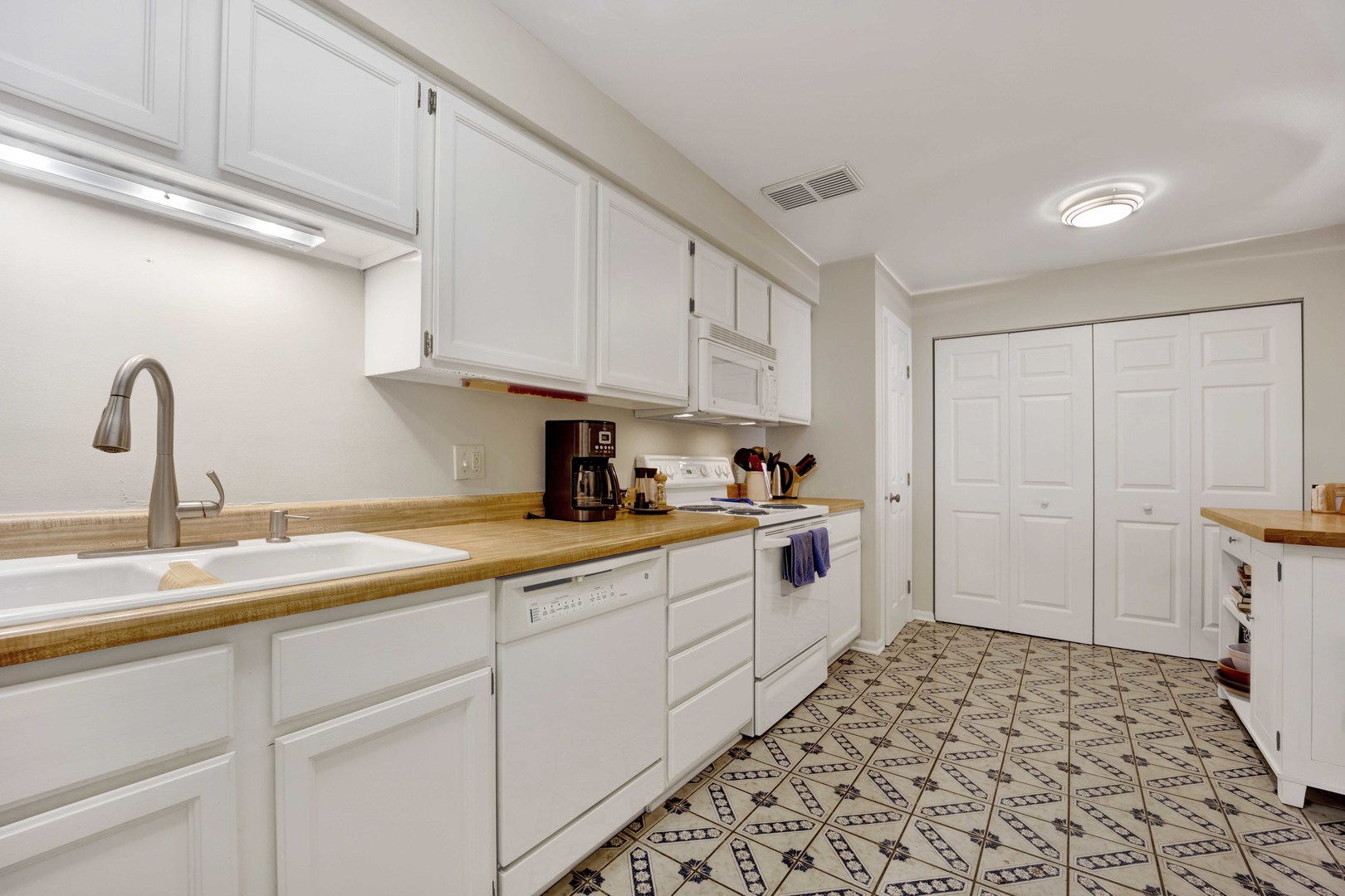 525 grove Street Unit: 4D