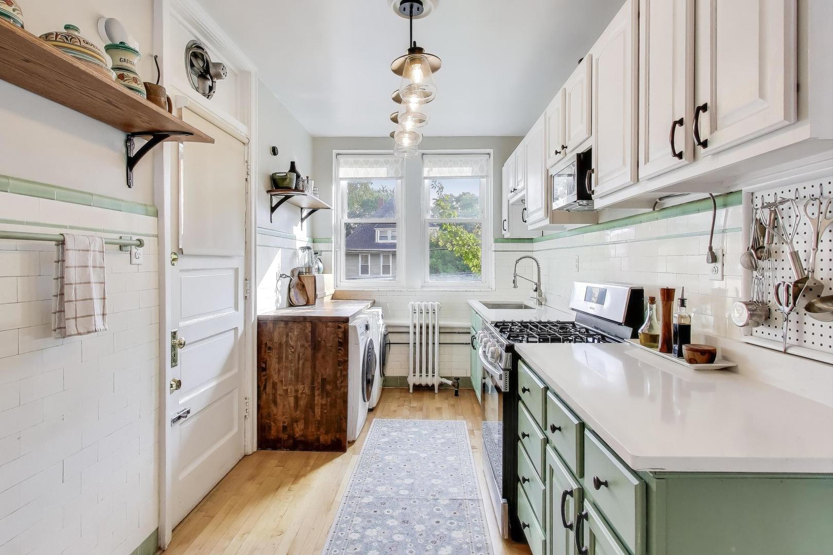 6737 N Greenview Avenue Unit: 2S