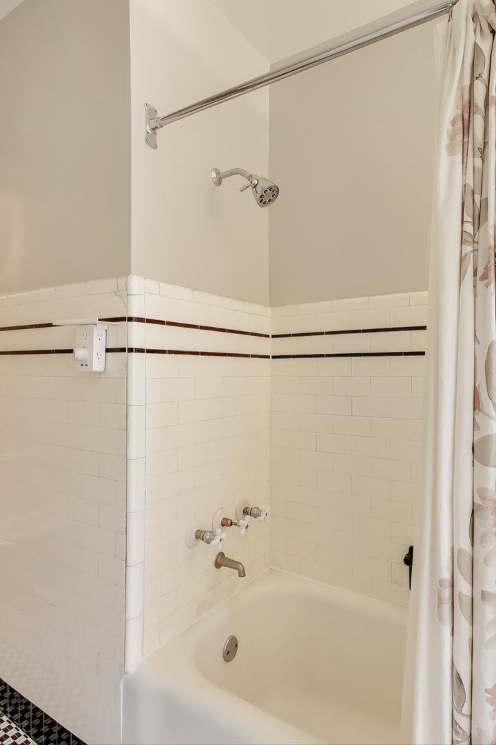 6737 N Greenview Avenue Unit: 2S