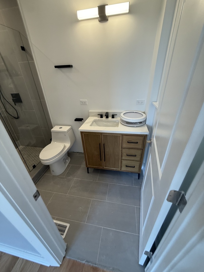 2157 N Western Avenue Unit: 2