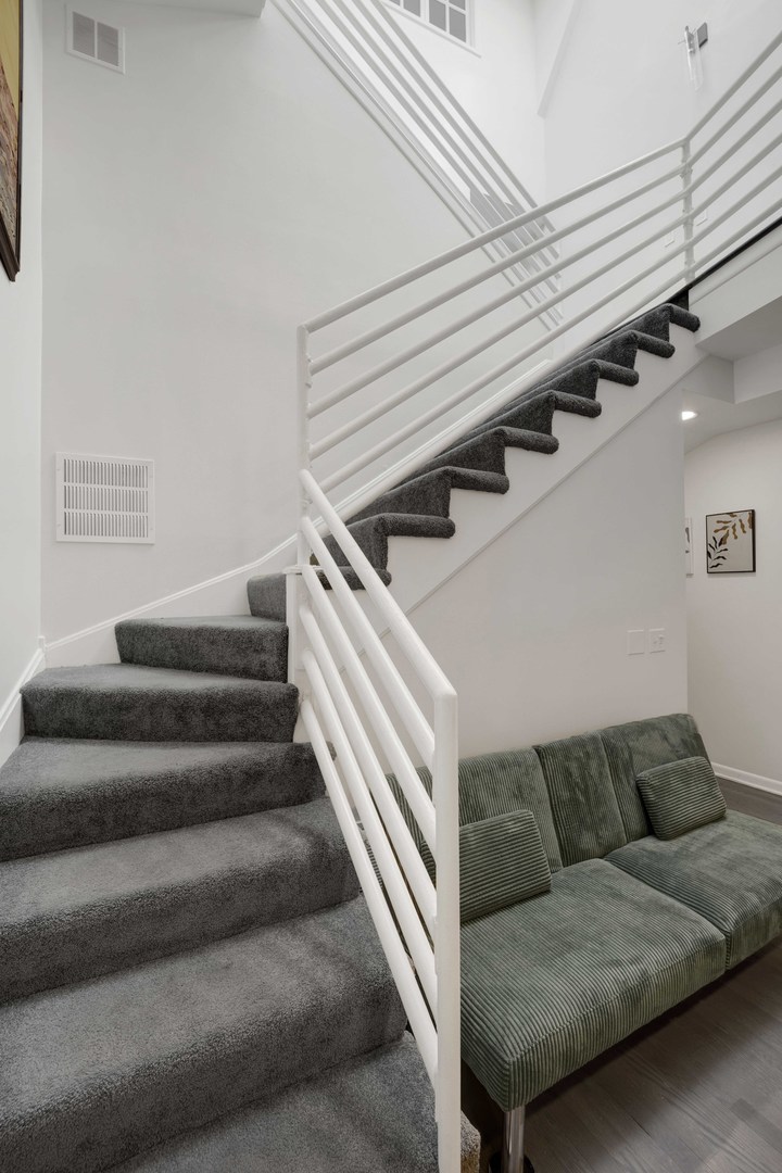 623 W DRUMMOND Place Unit: 6