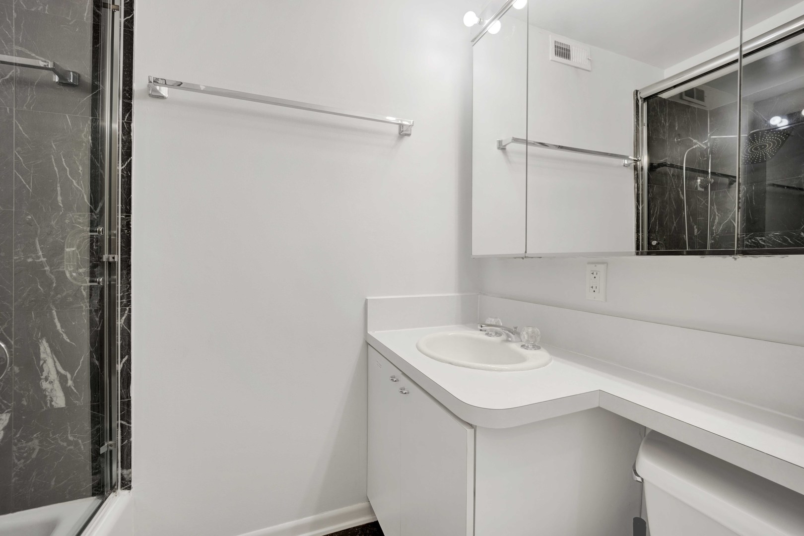 623 W DRUMMOND Place Unit: 6