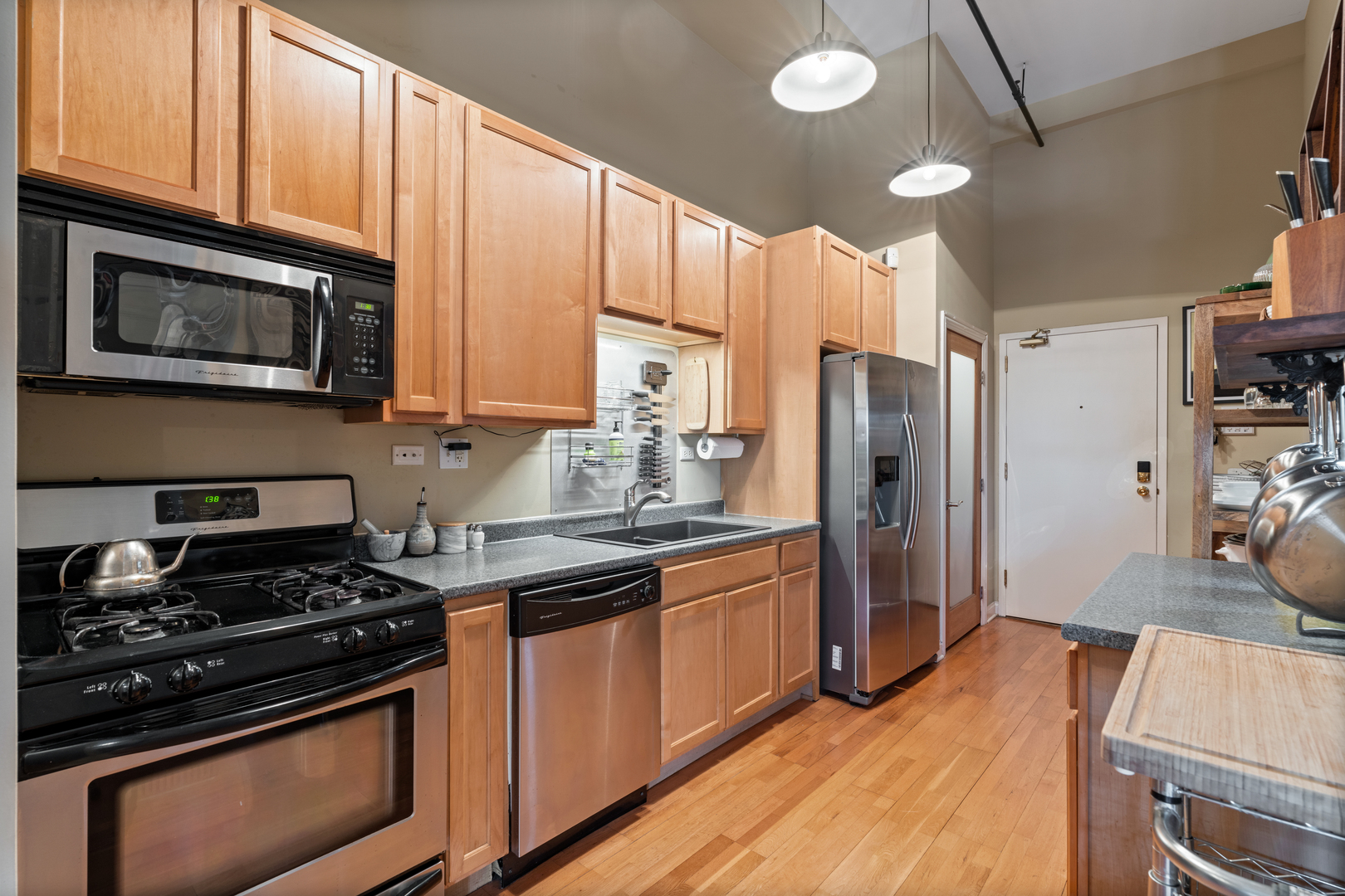 1215 W GUNNISON Street Unit: 322