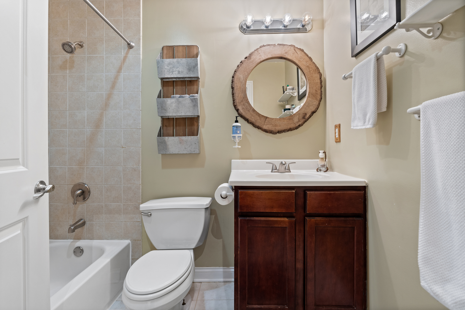 1215 W GUNNISON Street Unit: 322