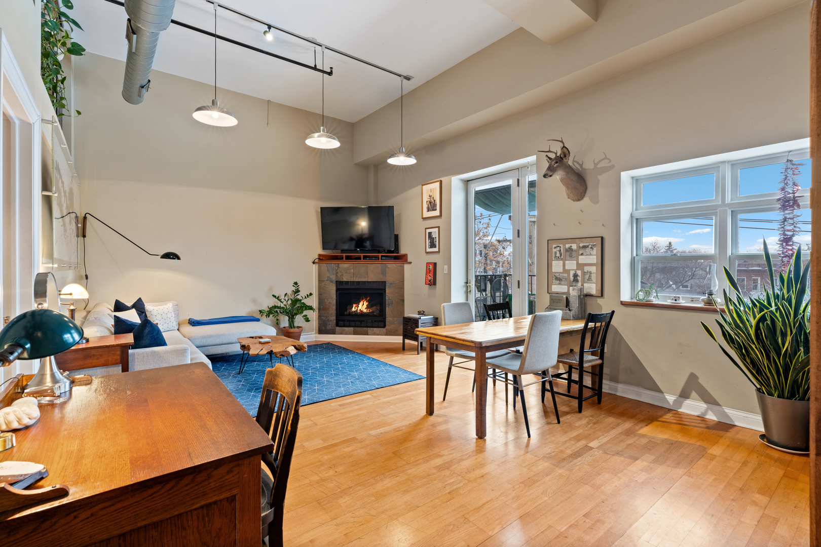 1215 W GUNNISON Street Unit: 322