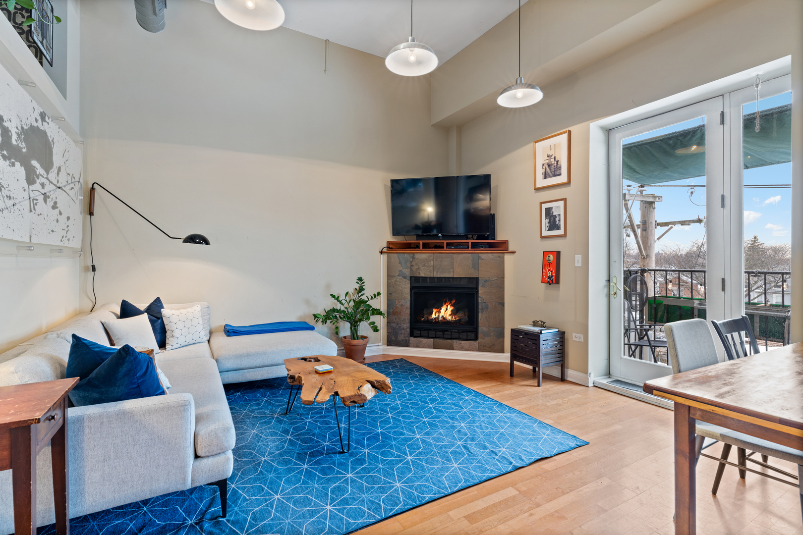 1215 W GUNNISON Street Unit: 322