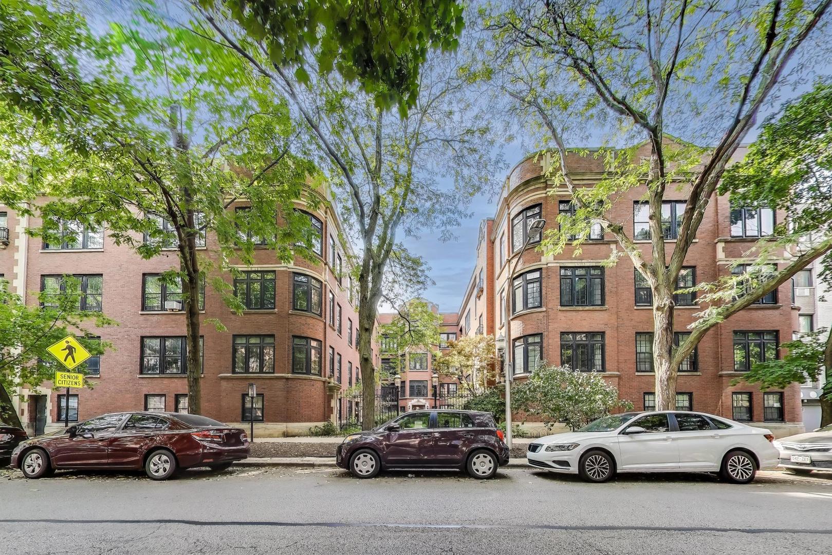2918 N Pine Grove Avenue Unit: 3