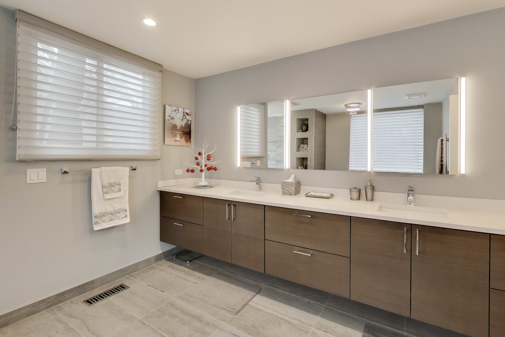 664 N PEORIA Street Unit: 1N