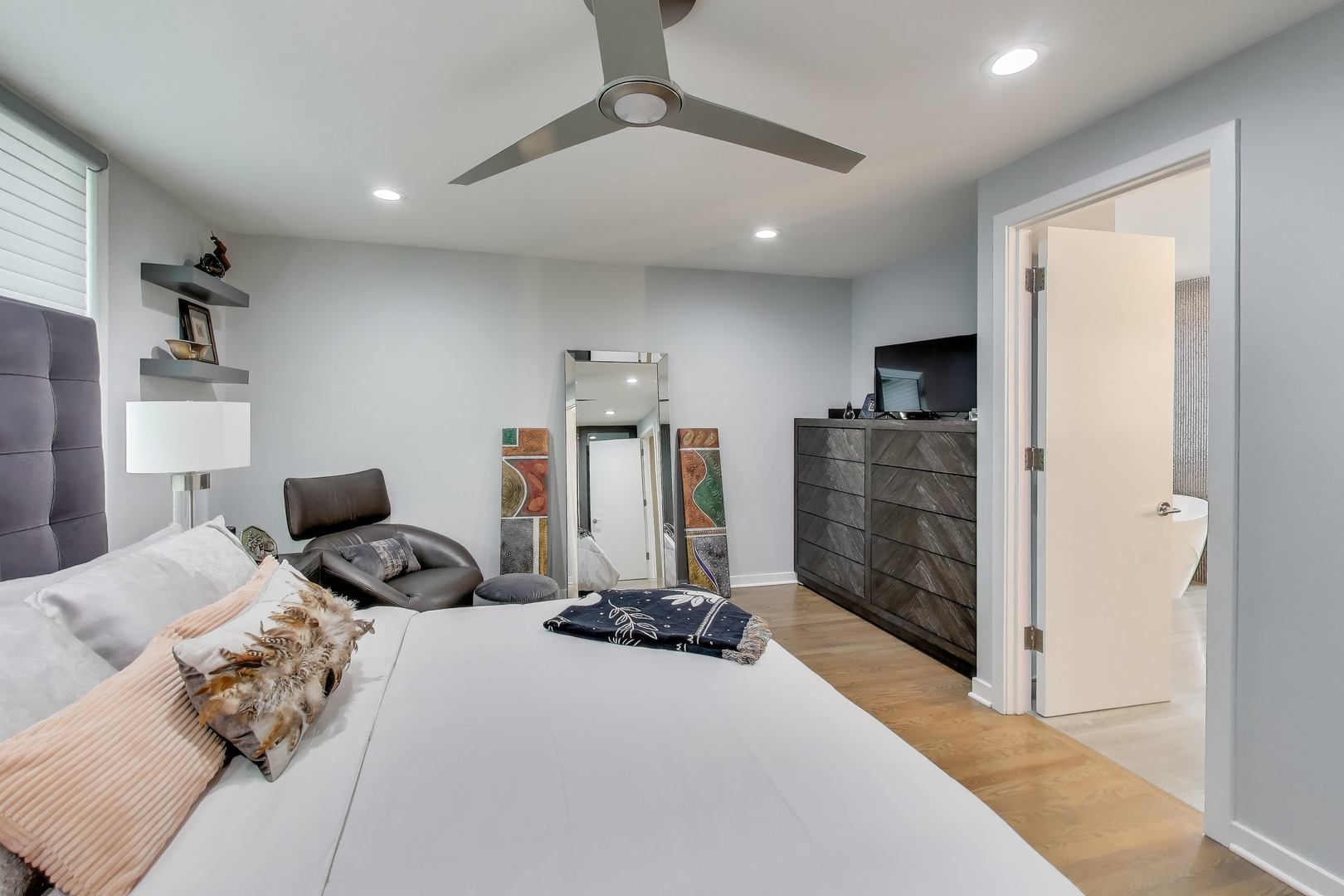 664 N PEORIA Street Unit: 1N